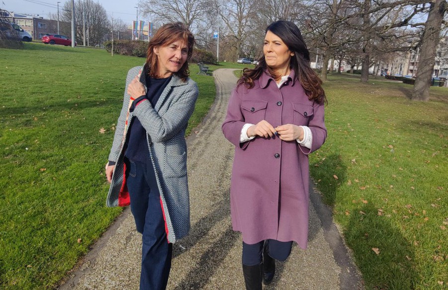Helma en Ans wandelend-9-452-901-584-1680697779